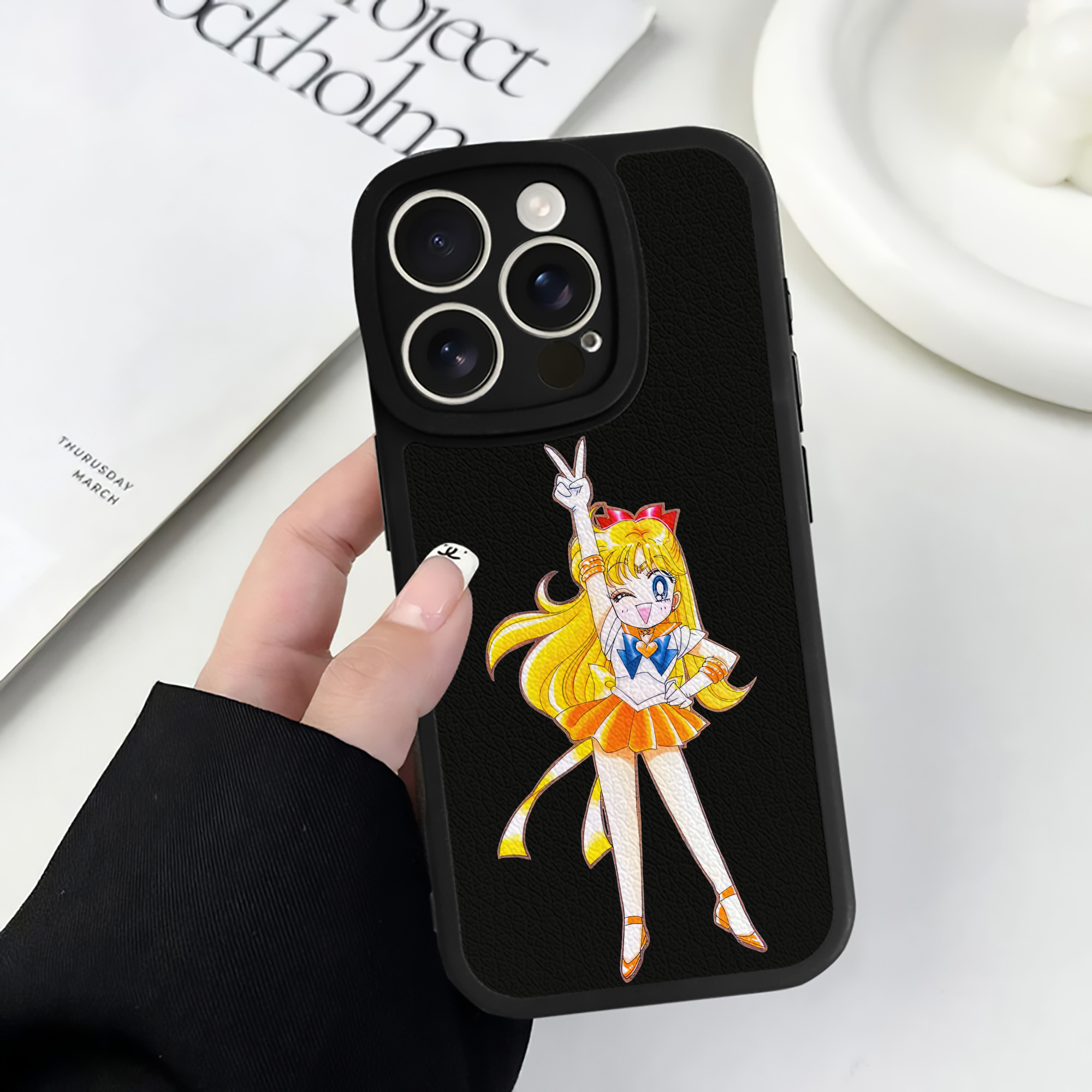 （画像用） 美少女戦士セーラームーン 愛野 美奈子 あいの みなこ Sailor Moon Aino Minako 【iPhone 16シリーズ対応】シリコンスマホケース（レザー調） 材質：シリコン